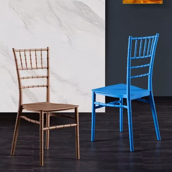 결혼식 행사를 위해 폴리프로필렌 플라스틱으로 제작된 티파니 치아바리 의자를 쉽게 맞춤 제작할 수 있습니다.